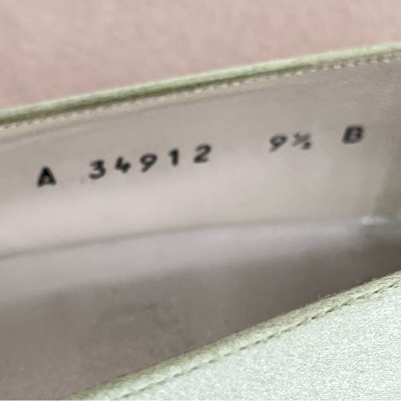 Stuart Weitzman Vintage Satin Kitten Heels Squared Toe 9.5 B - Picture 9 of 9